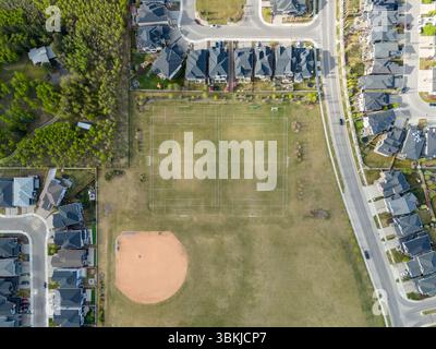 Vue aérienne des terrains de sport dans la banlieue de Calgary, Canada. Banque D'Images