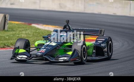 Elkhart Lake, WI États-Unis - 21 juin 2025 : LOUIS FOSTER (45) (R) (ENG), pilote de la SÉRIE NTT INDYCAR, d'Odiham, Angleterre, remporte le pole Award pour le Grand Prix XPEL à Road America à Elkhart Lake, WI. Banque D'Images