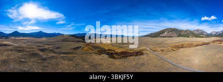 Forêt nationale de Sawtooth, Idaho, USA - 16 octobre 2020 : une vue panoramique montre le paysage avec des montagnes, une rivière sinueuse et une route. Banque D'Images