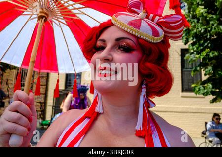 Brooklyn, NY, États-Unis. 21 juin 2025. La parade annuelle des sirènes de Coney Island a amené des participants costumés en sirènes, mermen, pirates, poissons, créatures marines réelles et imaginées, ainsi que des costumes génériques nautiques et parfois méchants à Surf Avenue. Crédit : Ed Lefkowicz/Alamy Live News Banque D'Images