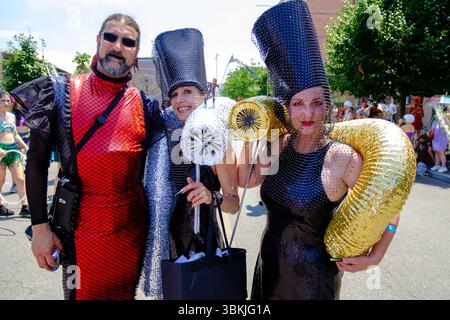 Brooklyn, NY, États-Unis. 21 juin 2025. La parade annuelle des sirènes de Coney Island a amené des participants costumés en sirènes, mermen, pirates, poissons, créatures marines réelles et imaginées, ainsi que des costumes génériques nautiques et parfois méchants à Surf Avenue. Crédit : Ed Lefkowicz/Alamy Live News Banque D'Images