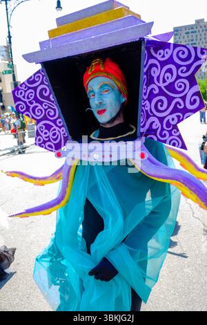 Brooklyn, NY, États-Unis. 21 juin 2025. La parade annuelle des sirènes de Coney Island a amené des participants costumés en sirènes, mermen, pirates, poissons, créatures marines réelles et imaginées, ainsi que des costumes génériques nautiques et parfois méchants à Surf Avenue. Crédit : Ed Lefkowicz/Alamy Live News Banque D'Images
