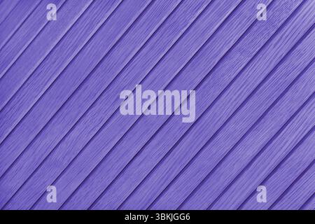 Planche diagonale en bois, texture de surface de bambou, fond de mur de planche. Panneaux en bois peints de couleur violette, papier peint, toile de fond, élément de design. Banque D'Images