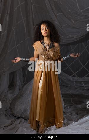 Belle femme habillée comme Scheherazade en costume arabe riche, look mascarade festif Banque D'Images