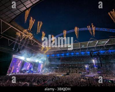 Wembley, Royaume-Uni. 21 juin 2025. Feux d'artifice à la fin du concert Dua Lipa à Wembley Credit : Thomas Faull/Alamy Live News Banque D'Images