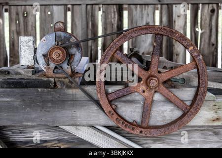 Roue moteur rouillée gelée à temps Banque D'Images