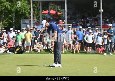 Cromwell, Connecticut, États-Unis. 21 juin 2025. Patrick Cantlay lance le 9e green lors de la troisième manche du Travelers Golf Championship à Cromwell, Connecticut. Gregory Vasil/CSM/Alamy Live News Banque D'Images
