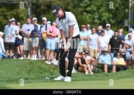 Cromwell, Connecticut, États-Unis. 21 juin 2025. Austin Eckroat passe sur le 9e green lors de la troisième manche du Travelers Golf Championship à Cromwell, Connecticut. Gregory Vasil/CSM/Alamy Live News Banque D'Images