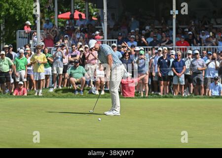 Cromwell, Connecticut, États-Unis. 21 juin 2025. Rory McIlroy met le coup sur le 9e green lors de la troisième manche du Travelers Golf Championship à Cromwell, Connecticut. Gregory Vasil/CSM/Alamy Live News Banque D'Images
