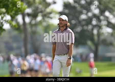 Cromwell, Connecticut, États-Unis. 21 juin 2025. Tommy Fleetwood monte le 9e fairway lors de la troisième manche du Travelers Golf Championship à Cromwell, Connecticut. Gregory Vasil/CSM/Alamy Live News Banque D'Images