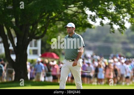 Cromwell, Connecticut, États-Unis. 21 juin 2025. Scottie Scheffler monte le 9e fairway lors de la troisième manche du Travelers Golf Championship à Cromwell, Connecticut. Gregory Vasil/CSM/Alamy Live News Banque D'Images