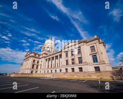 Vue extérieure ensoleillée du bâtiment historique du Capitole de l'État de l'Arkansas à Little Rock Banque D'Images