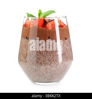 Délicieux pudding au chocolat avec des graines de chia, des fraises et de la menthe en verre isolé sur blanc Banque D'Images