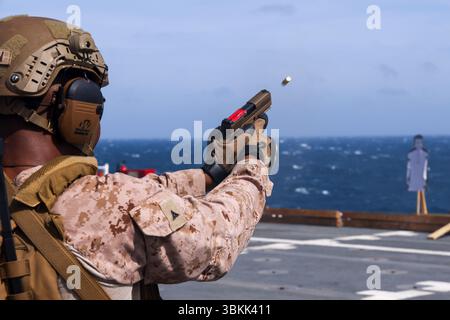 250619-A-LS473-1713 MER DES CARAÏBES (19 juin 2025) lance le caporal Joshua Washington, affecté au Marine corps Security Force Regiment, bataillon FAST, compagnie Bravo, 5e peloton, tire un pistolet Mark 17 pendant un entraînement aux armes à bord du navire-hôpital USNS Comfort (T-AH 20) pendant la promesse 2025, le 19 juin 2025. La promesse continue 2025 est la 16e itération de la 4e flotte des États-Unis/États-Unis Mission dirigée par le Commandement Sud des Forces navales depuis 2007, qui vise à favoriser la bonne volonté, à renforcer les partenariats existants avec les pays partenaires et à former de nouveaux partenariats entre les pays hôtes, non fédéraux Banque D'Images