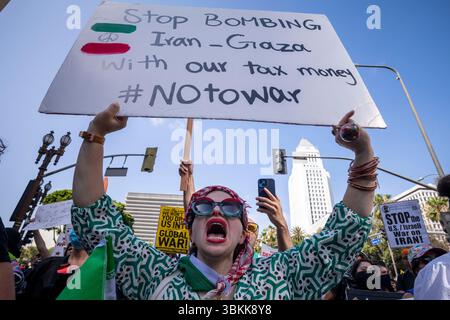 Los Angeles, États-Unis. 21 juin 2025. Une manifestante chante des slogans tout en tenant une pancarte exprimant son opinion pendant la manifestation. Les manifestants assistent à une manifestation appelant à « pas de guerre contre l’Iran », « pas de guerre contre les immigrants » et « pas de guerre contre la Palestine » à Pershing Square dans le centre-ville de Los Angeles. Crédit : SOPA images Limited/Alamy Live News Banque D'Images