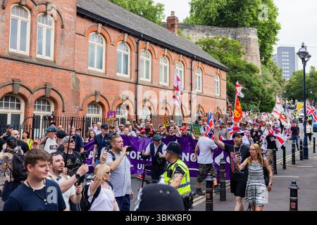 Nottingham, Royaume-Uni. 21 JUIN 2025. Tencoini dirige les partisans alors que l'UKIP organisait un rassemblement et une courte marche dans la ville. Dirigé par le chef du parti Nick Tenconi, et appelant à la déportation massive des immigrants, environ 100 se sont rassemblés devant la statue de Robin des bois avant de marcher vers la gare sous une forte présence policière. Une petite contre-manifestation de SUTR (Stand Up to Racism) a été formée, et a été rejointe par des militants participant à un rassemblement pour les droits des trans, il est entendu que deux contre-manifestants ont été arrêtés. Crédit Milo Chandler/Alamy Live News Banque D'Images