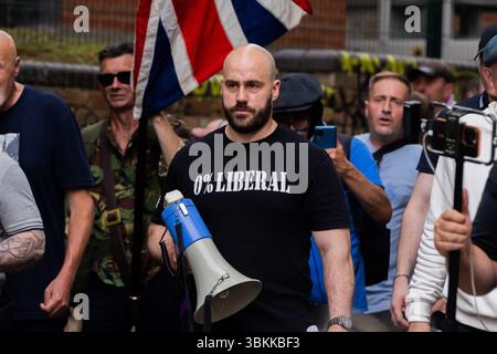 Nottingham, Royaume-Uni. 21 JUIN 2025. Tencoini dirige les partisans alors que l'UKIP organisait un rassemblement et une courte marche dans la ville. Dirigé par le chef du parti Nick Tenconi, et appelant à la déportation massive des immigrants, environ 100 se sont rassemblés devant la statue de Robin des bois avant de marcher vers la gare sous une forte présence policière. Une petite contre-manifestation de SUTR (Stand Up to Racism) a été formée, et a été rejointe par des militants participant à un rassemblement pour les droits des trans, il est entendu que deux contre-manifestants ont été arrêtés. Crédit Milo Chandler/Alamy Live News Banque D'Images