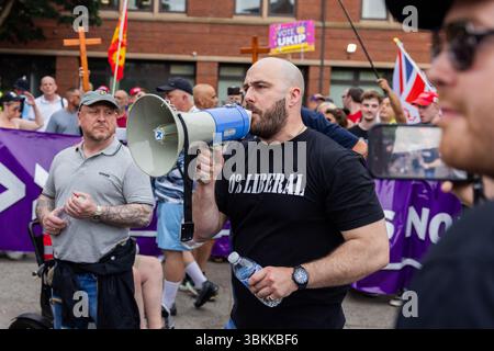 Nottingham, Royaume-Uni. 21 JUIN 2025. Tencoini dirige les partisans alors que l'UKIP organisait un rassemblement et une courte marche dans la ville. Dirigé par le chef du parti Nick Tenconi, et appelant à la déportation massive des immigrants, environ 100 se sont rassemblés devant la statue de Robin des bois avant de marcher vers la gare sous une forte présence policière. Une petite contre-manifestation de SUTR (Stand Up to Racism) a été formée, et a été rejointe par des militants participant à un rassemblement pour les droits des trans, il est entendu que deux contre-manifestants ont été arrêtés. Crédit Milo Chandler/Alamy Live News Banque D'Images