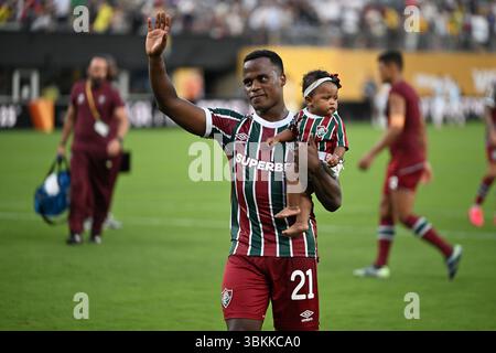 (250622) -- EAST RUTHERFORD, 22 juin 2025 (Xinhua) -- Jhon Arias de Fluminense fait des vagues aux spectateurs après le match du groupe F entre le Fluminense FC du Brésil et Ulsan HD de Corée du Sud à la Coupe du monde des clubs FIFA 2025 à East Rutherford, New Jersey, États-Unis, le 21 juin 2025. (Xinhua/Li Rui) Banque D'Images