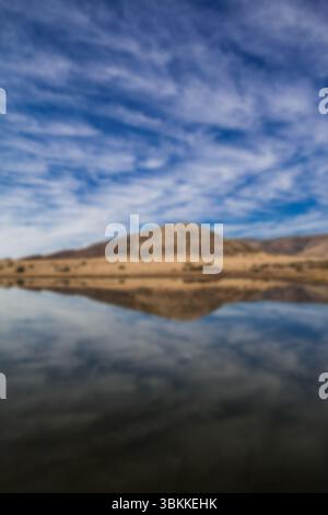 Rivière en face de la montagne Banque D'Images
