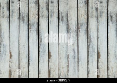 Le mur en bois blanc altéré est montré dans un design plat, avec des planches verticales vieillies Banque D'Images