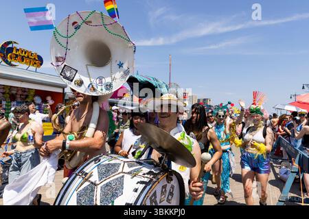 New York City, New York, États-Unis. 21 juin 2025. Les gens participent à la Parade annuelle des sirènes de Coney Island à Brooklyn, NYC, États-Unis, le 21 juin 2025. C’est la 43e édition de la célèbre Coney Island Mermaid Parade ! Le défilé est la plus grande procession artistique aux États-Unis depuis son début en 1983. Crédit : Aashish Kiphayet/ZUMA Wire/Alamy Live News Banque D'Images