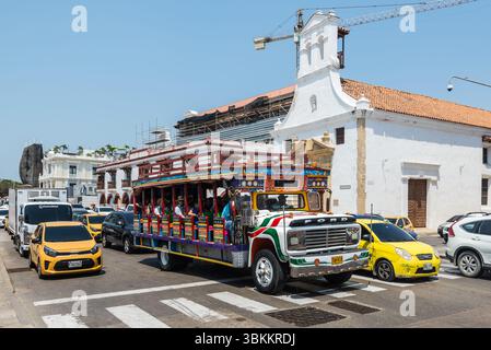 Carthagène, Colombie - 12 avril 2024 : un bus touristique dynamique rempli de voyageurs est vu dans les rues de Carthagène, Colombie. Banque D'Images