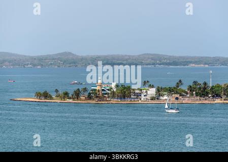 Cartagena, Colombie - 12 avril 2024 : vue côtière de Bocagrande avec le phare et le parc riverain à Cartagena de Indias, Colombie. Banque D'Images