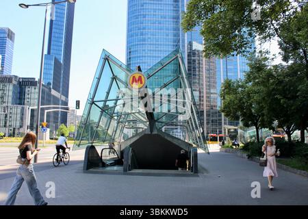 Rondo ONZ entrée de la station de métro avec vue sur les immeubles de bureaux de la tour et les arbres Banque D'Images