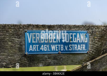 Signe 'Verboden toegang' sur une clôture en bois altérée : pas de signe d'intrusion. Utrecht, pays-Bas, 11 avril 2025. Banque D'Images