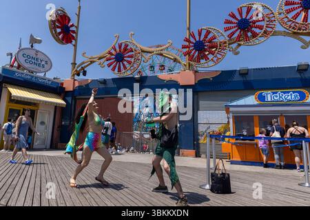 New York, États-Unis. 21 juin 2025. Les gens aiment participer à la Parade annuelle des sirènes de Coney Island à Brooklyn, NYC, USA, le 21 juin 2025. La parade est la 43e édition de la célèbre Coney Island Mermaid Parade ! Elle a été la plus grande procession artistique aux États-Unis depuis son début en 1983. Crédit : Aashish Kiphayet/Alamy Live News Banque D'Images