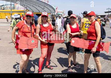New York, États-Unis. 21 juin 2025. Les gens participent à la Parade annuelle des sirènes de Coney Island à Brooklyn, NYC, États-Unis, le 21 juin 2025. C’est la 43e édition de la célèbre Coney Island Mermaid Parade ! Le défilé est la plus grande procession artistique aux États-Unis depuis son début en 1983. Crédit : Aashish Kiphayet/Alamy Live News Banque D'Images