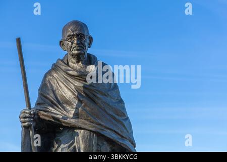 Statue du Mahatma Gandhi contre un ciel bleu clair. Symbole de paix et d'indépendance indienne. Utrecht, pays-Bas. 8 avril 2025. Banque D'Images