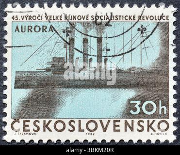 Timbre-poste oblitéré imprimé par la Tchécoslovaquie, qui montre Cruiser "Aurora", Révolution d'octobre russe, 45ème anniversaire, vers 1962. Banque D'Images