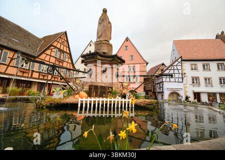 Place centrale d'Eguisteim avec la fontaine Saint Léon au premier plan Banque D'Images
