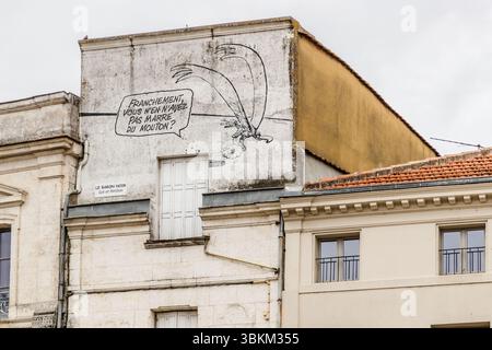 Humour subversif sur le mur d'un immeuble : 'franchise, vous n'en avez pas marre du mouton ?' – Tu n'en as pas marre de suivre le troupeau ? Le Baron Noir provoque et amuse à la fois. Angoulême est reconnue comme ville créative de l’UNESCO dans la catégorie littérature depuis 2019. Rue Hergé, Angoulême, Nouvelle-Aquitaine, France Banque D'Images