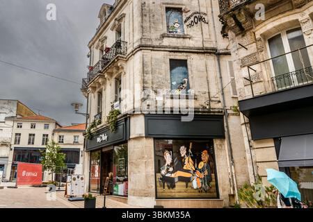 Angoulême est reconnue comme ville créative de l’UNESCO dans la catégorie littérature depuis 2019. Rue Hergé, Angoulême, Nouvelle-Aquitaine, France Banque D'Images