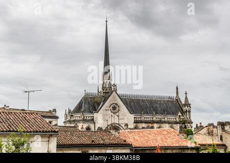 Cathédrale de Angoulême. Angoulême est reconnue comme ville créative de l’UNESCO dans la catégorie littérature depuis 2019. Rue Hergé, Angoulême, Nouvelle-Aquitaine, France Banque D'Images