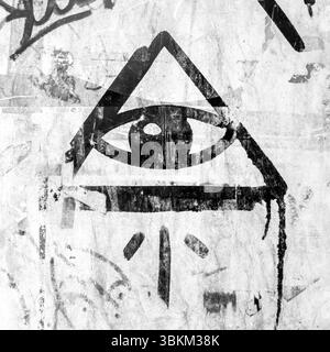 Logo Illuminati. Logo Illuminati peint sur le mur. 'Tous voyant l'œil' de Dieu dans le triangle de géométrie sacrée. Maçonnerie et symbole Illuminati dans le triangle w Banque D'Images