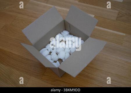 Emballage écologique de boîte à colis remplie de charge biodégradable. Le concept de service de livraison et de recyclage. Banque D'Images