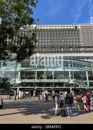 Paris, France, bâtiment avant, entrée, Gare SNCF, gare Montparnasse, grande foule voyageant, place de la ville Banque D'Images