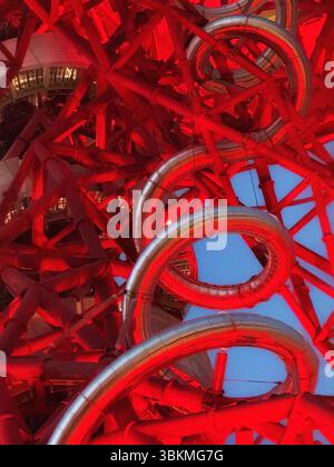 Détail de l'orbite d'ArcelorMittal au crépuscule illuminé en rouge au parc olympique de Stratford, Londres. Conçu par le sculpteur Sir Anish Kapoor et l'ingénieur Cecil Banque D'Images