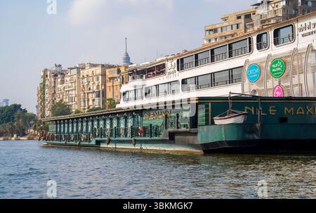 Le Caire, Egypte - 11 septembre 2023 : Nile Maxim restaurant flottant le Caire Egypte Nil River bateau restaurant bateau croisière de luxe lieu de divertissement traditiona Banque D'Images