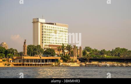 Le Caire, Égypte - 11 septembre 2023 : un bâtiment important avec une vue sur la rivière au Caire, Égypte, avec une végétation luxuriante, des structures historiques et moderne Banque D'Images