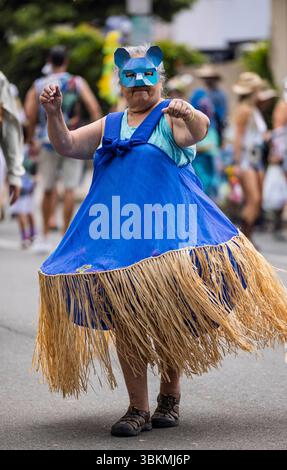 Santa Barbara, États-Unis. 21 juin 2025. La 51e parade du solstice d'été de Santa Barbara, qui fait partie d'un festival de trois jours, commence dans le centre-ville de Santa Barbara, Californie, le 21 juin 2025. Le thème du défilé de 2025, « Wild World », présentait un éventail diversifié de nouveaux artistes de performance et d’interprétations créatives du thème. (Photo de Rod Rolle/Sipa USA) crédit : Sipa USA/Alamy Live News Banque D'Images