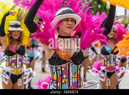Santa Barbara, États-Unis. 21 juin 2025. La 51e parade du solstice d'été de Santa Barbara, qui fait partie d'un festival de trois jours, commence dans le centre-ville de Santa Barbara, Californie, le 21 juin 2025. Le thème du défilé de 2025, « Wild World », présentait un éventail diversifié de nouveaux artistes de performance et d’interprétations créatives du thème. (Photo de Rod Rolle/Sipa USA) crédit : Sipa USA/Alamy Live News Banque D'Images