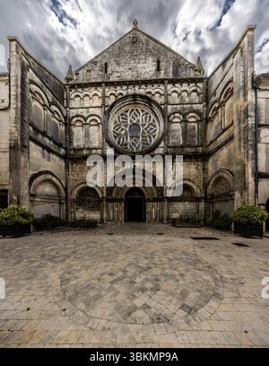 Église St léger sur la commune de Cognac en Nouvelle-Aquitaine. L'arche au-dessus du portail principal représente les signes du zodiaque et les symboles des saisons. Façade de l'Eglise Saint léger. Rue Aristide Briand, Cognac, Nouvelle-Aquitaine, France Banque D'Images