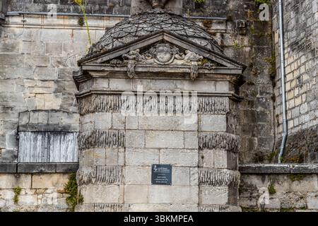 Détail sur la façade extérieure du château de Cognac. François Ier (1494 - 1547) commanda la splendide transformation du château en résidence Renaissance ; la célèbre façade le long de la rive et de nombreux éléments ornementés datent de son époque. Vue d'un bâtiment historique à Cognac. La photo montre une architecture en pierre ornée qui remonte probablement au XVIIIe siècle, comme le révèle la plaque sur le bâtiment. L'image se concentre sur une partie décorative de la façade, qui présente des sculptures élaborées et un toit voûté. Rue Grande, Cognac, Nouvelle-Aquitaine, France Banque D'Images