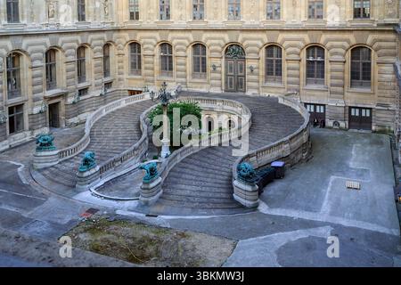 PARIS, FRANCE - 13 MAI 2015 : il s'agit d'un escalier en forme de fer à cheval dans la cour du Louvre. Banque D'Images