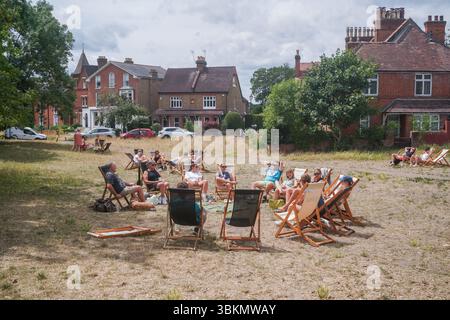 Londres, Royaume-Uni. 22 juin 2025 les gens se relaxent dans des transats par une journée chaude et humide sur Wimbledon Common après la journée la plus chaude de l'année a été enregistrée le samedi avec des températures atteignant 34Celsius solstice d'été le jour le plus long de l'année. Credit Amer Ghazzal/Alamy Live News Banque D'Images